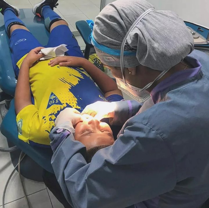 Odontóloga atendiendo a un paciente en el consultorio de Omas Dental O+