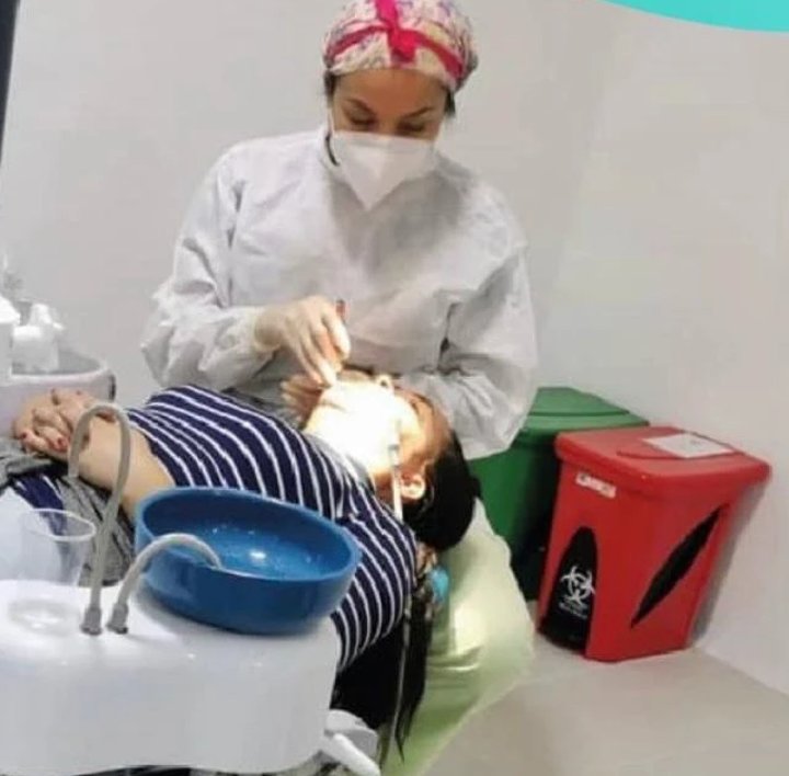 Odontóloga realizando un tratamiento en Omas Dental O+