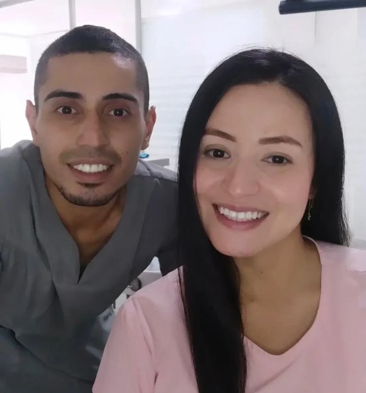 Equipo de Omas Dental O+: dos odontólogos sonriendo